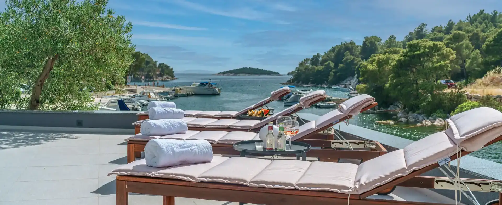 Haus mit Pool und Boot