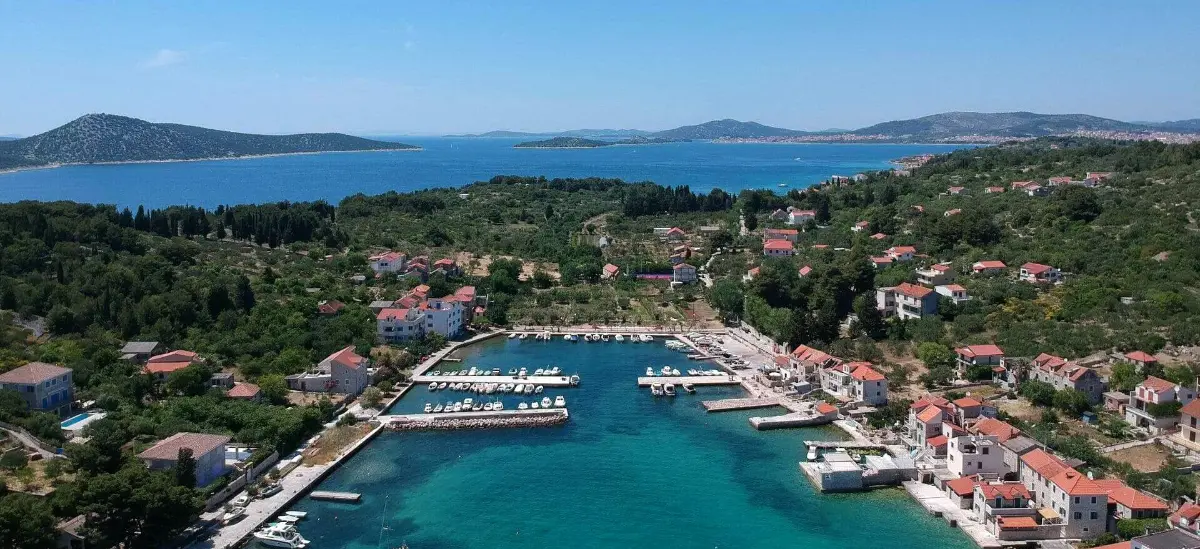 Prvic Luka mit Blick auf Tribunj und Vodice