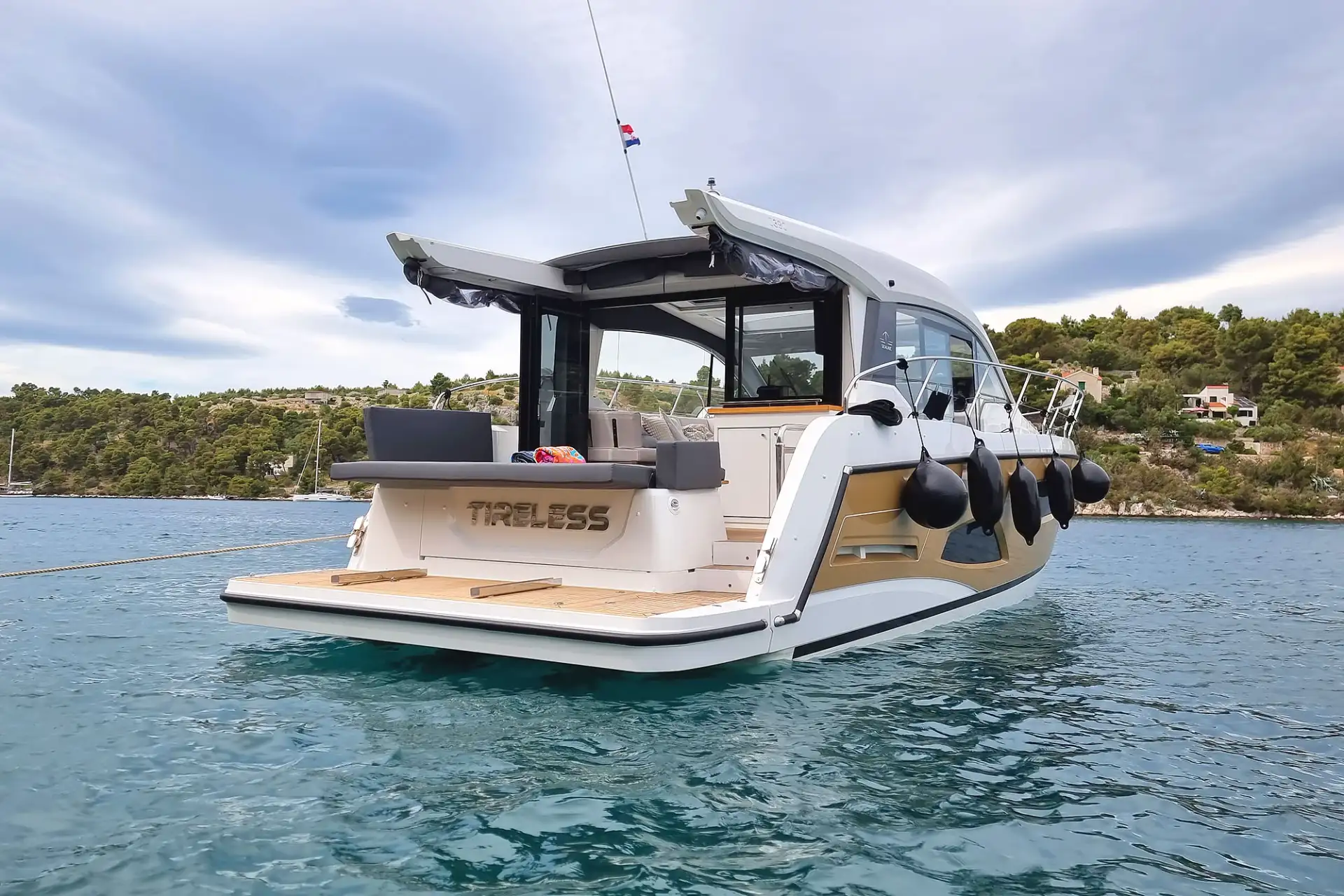 Sealine C390 - Tireless