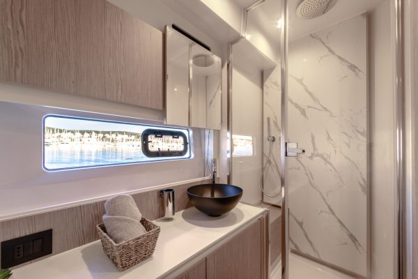 Azimut 53 Fly - Duschkabine