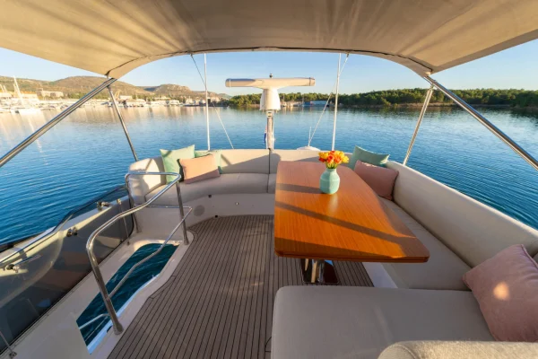 Azimut 53 Fly - Nalu - Lounge on Flybridge