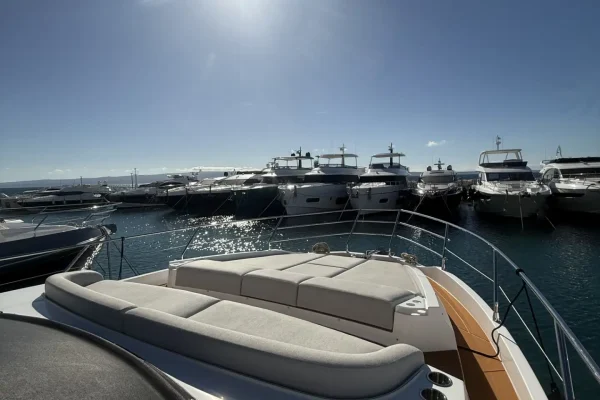 Azimut 53 Fly - White