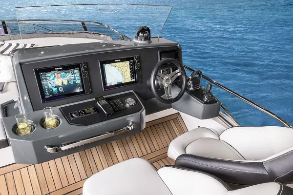 Bavaria R55 Fly Ela - Steuerstand Flybridge