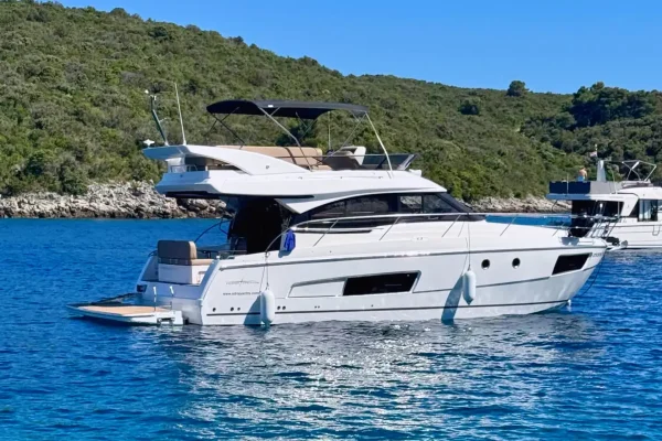 Bavaria Virtess 420 Fly - Lana