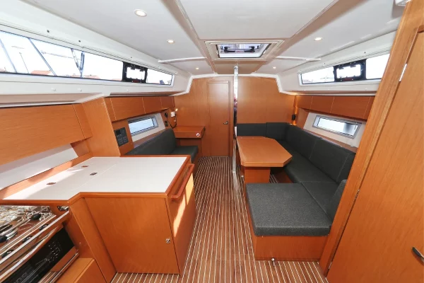 Bavaria C42 - Summertime Salon