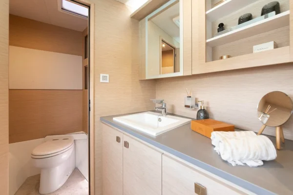 Powerkatamaran in Trogir: Fountaine Pajot MY - Mala