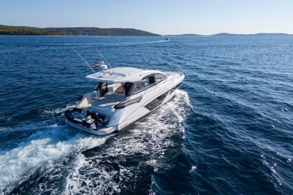 Motoryacht Charter in Šibenik: Gran Turismo 45 - Holly Four