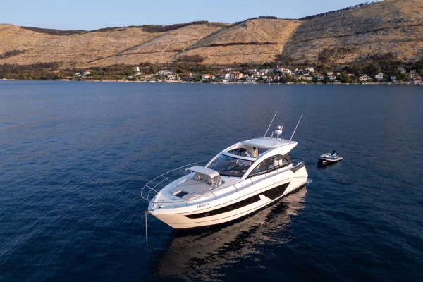 Motoryacht Charter in Šibenik: Gran Turismo 45 - Holly Four