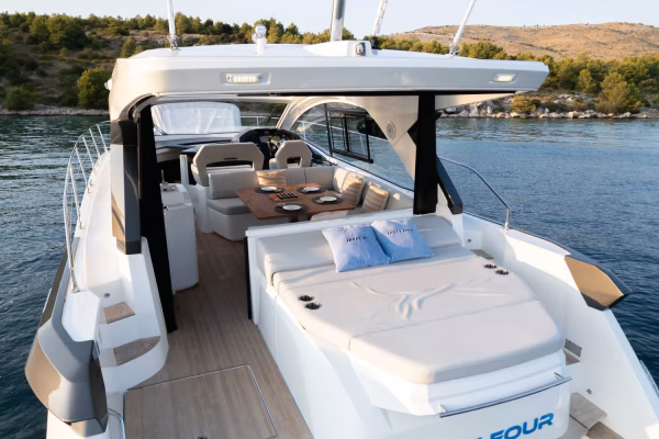 Motoryacht Charter in Šibenik: Gran Turismo 45 - Holly Four