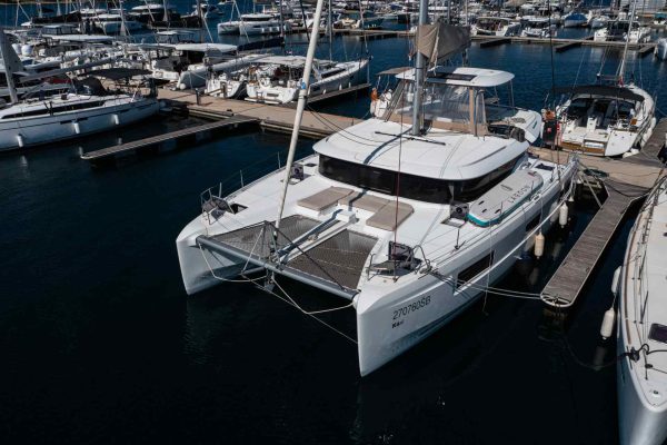 Katamaran in Šibenik mieten: Lagoon 46 - Kari