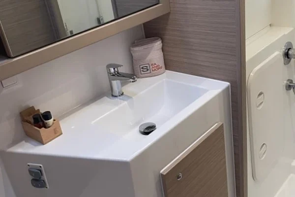 Lagoon 42 - Slowdown