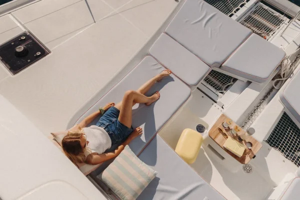 Lagoon 51 - Elysium, Bug - Sonnendeck