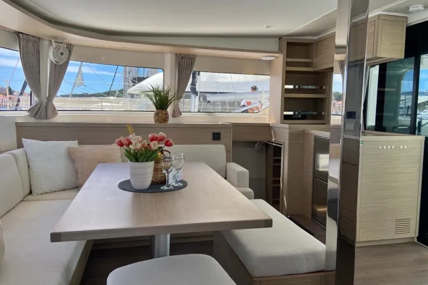 Lagoon 46 - Chill Out