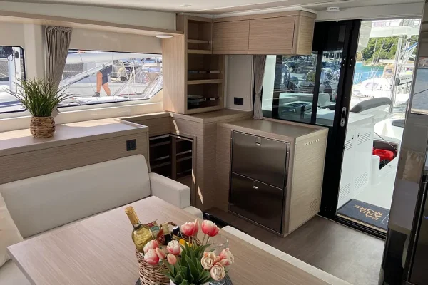 Lagoon 46 - Chill Out