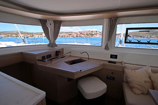 Lagoon 46 - Chill Out