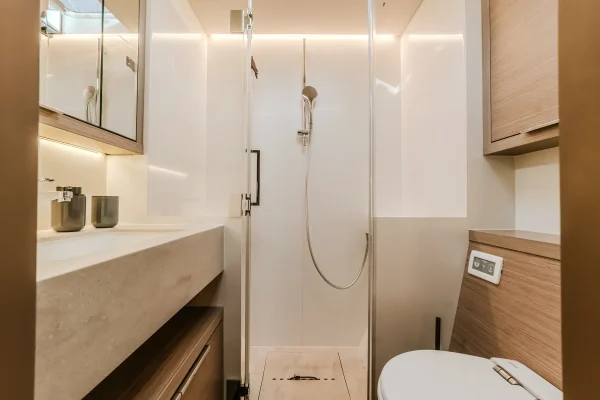 Lagoon 55 - Tri Wing - Duschkabine