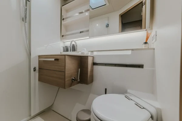 Lagoon 55 - Tri Wing - Toilette