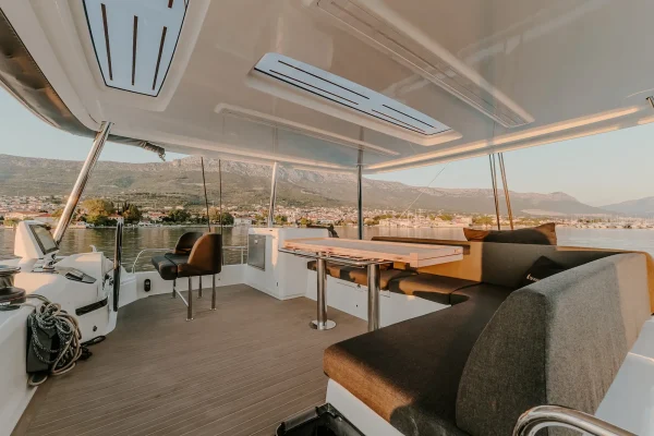 Lagoon 55 - Tri Wing - Flybridge