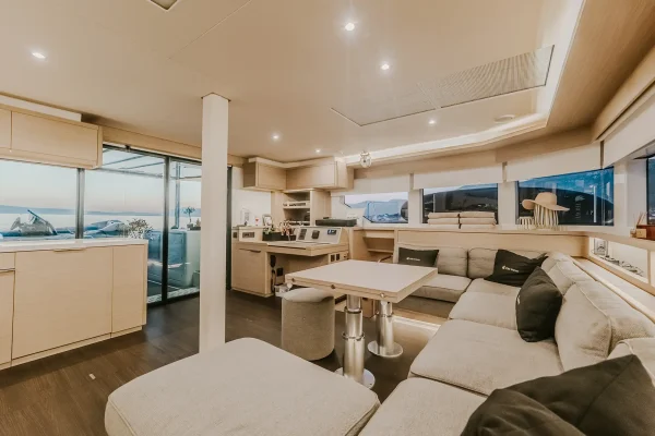 Lagoon 55 - Tri Wing - Salon