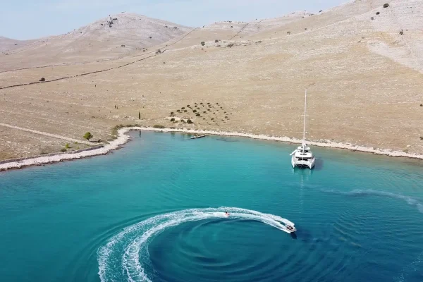 Lagoon 55 - Tri Wing - in der Badebucht