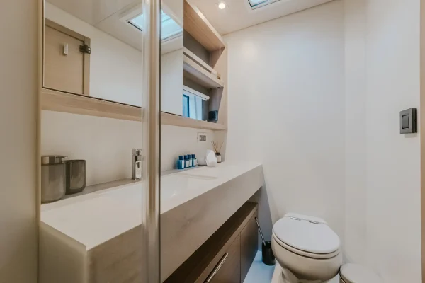 Lagoon 55 - Tri Wing - Toilette