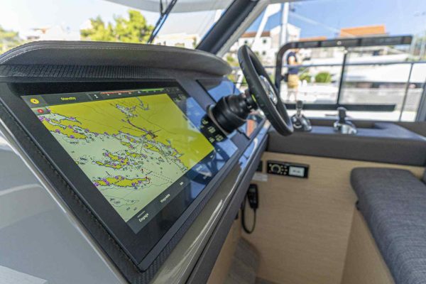 Motorkatamaran Chartern Kroatien