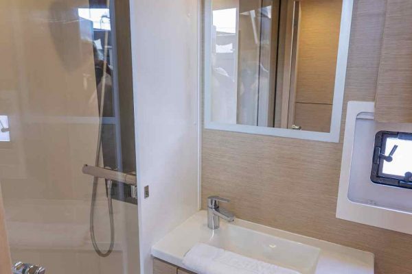 Motorkatamaran Chartern Kroatien