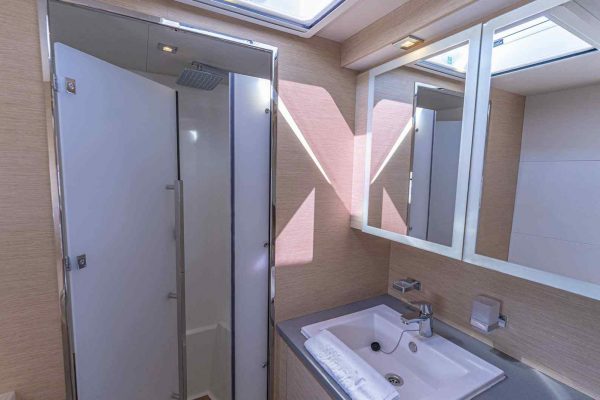 Motorkatamaran Chartern Kroatien