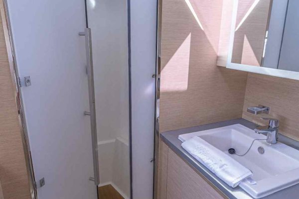 Motorkatamaran Chartern Kroatien