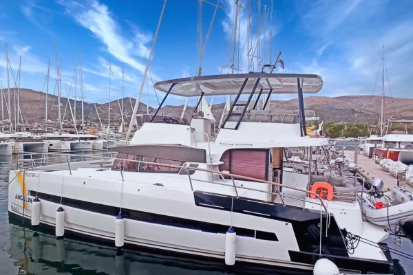 Motorkatamaran mieten: Bali 4.3 MY - Adventure