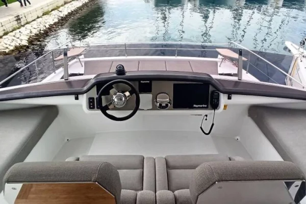 Power Cat Bali 4.3 MY Adventure Trogir