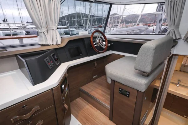 Power Cat Bali 4.3 MY Adventure Trogir