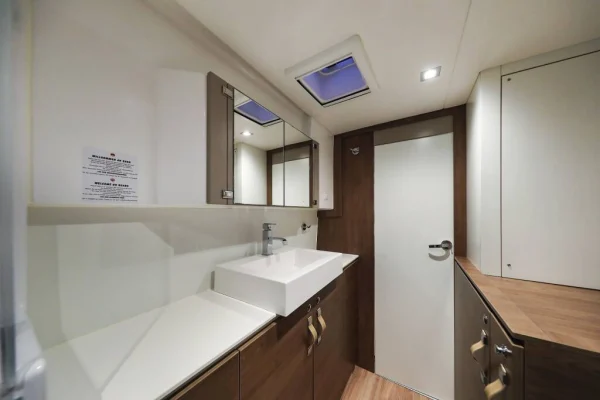 Power Cat Bali 4.3 MY Adventure Trogir