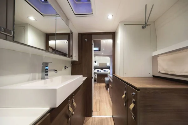 Power Cat Bali 4.3 MY Adventure Trogir