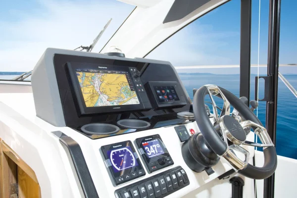 Sealine C390 - Tireless Steuerstand