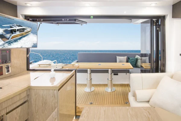 Sealine C390 - Tireless Cockpit