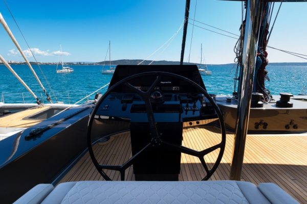 Sunreef 70 - n+1 - Steuerstand Flybridghe