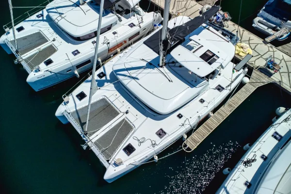 Catamaran Charter: Lagoon 42 - Abba