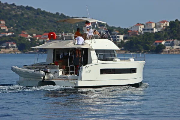 Motorkatamaran in Rogoznica chartern: Fountaine Pajot MY 37 - Thunderball