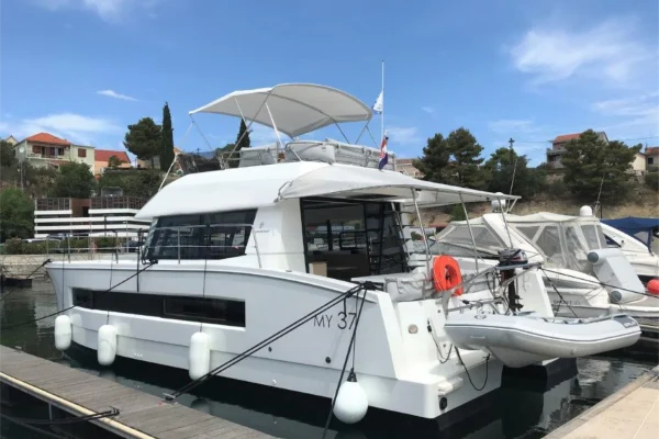 Motorkatamaran in Rogoznica chartern: Fountaine Pajot MY 37 - Thunderball