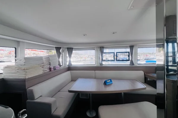 Lagoon 42 Banga salon