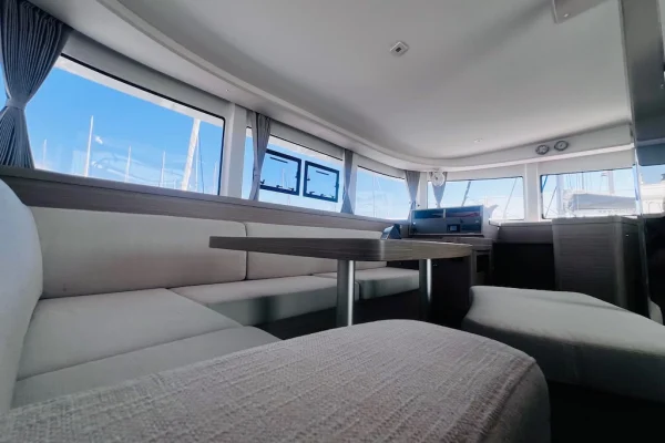 Lagoon 42 Banga Salon