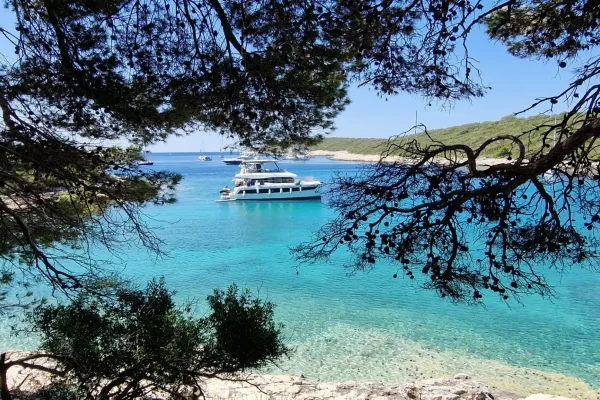 Motorkatamaran chartern Kroatien