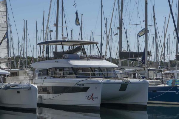 Motorkatamaran Chartern Kroatien