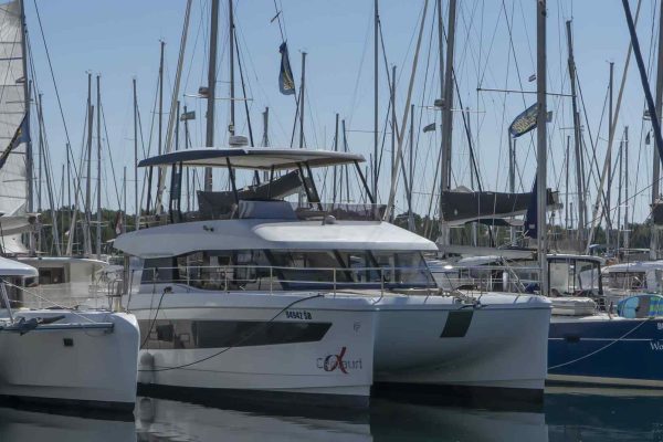 Motorkatamaran Chartern Kroatien