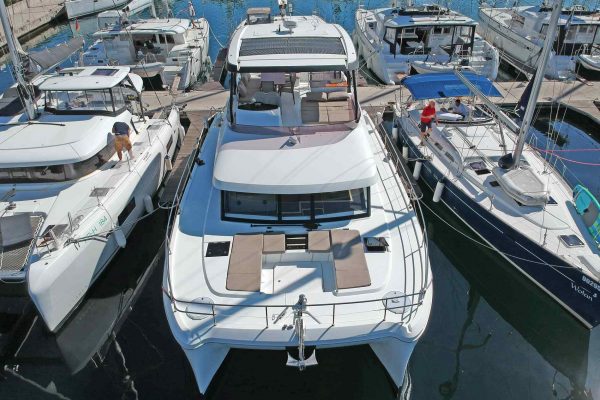 Motorkatamaran Chartern Kroatien