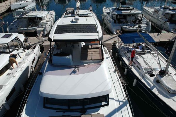 Motorkatamaran Chartern Kroatien