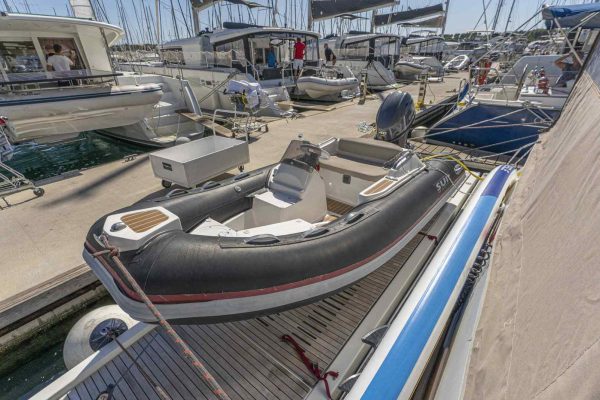 Motorkatamaran Chartern Kroatien