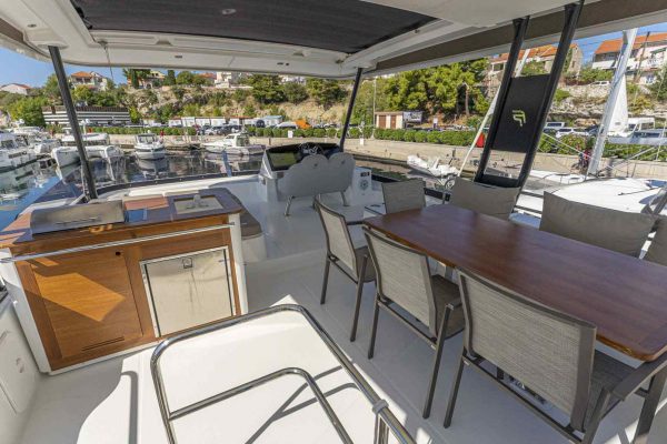 Motorkatamaran Chartern Kroatien