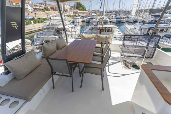 Motorkatamaran Chartern Kroatien